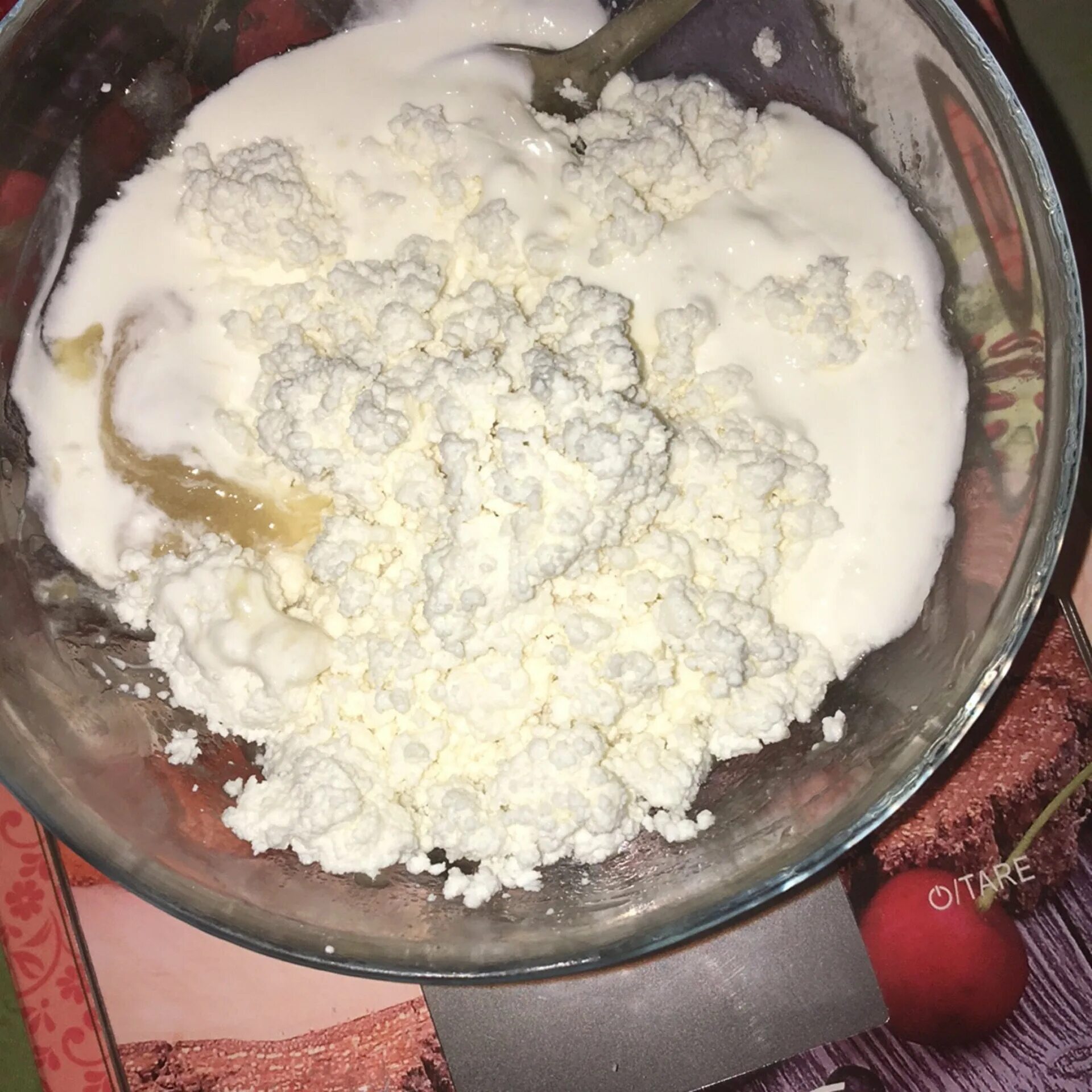 Можно на ночь есть творог со сметаной. Творог со сметаной и сахаром. творог со сметаной и изюмом. готовый творог со сметаной. творог со сметаной на завтрак.