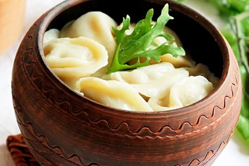 Пельмени русское блюдо. Пельмешки в горшочках. Пельмени в горшочке с сыром. Вареники в горшочке. Вареники, запеченные в сметане.