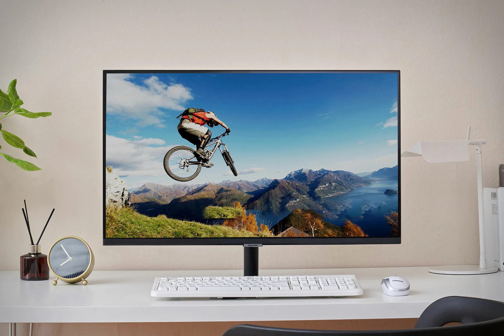S m monitor. Смарт монитор samsung m7. смарт монитор самсунг м5. samsung neo qled 8k 2025. samsung smart monitor m7 box.