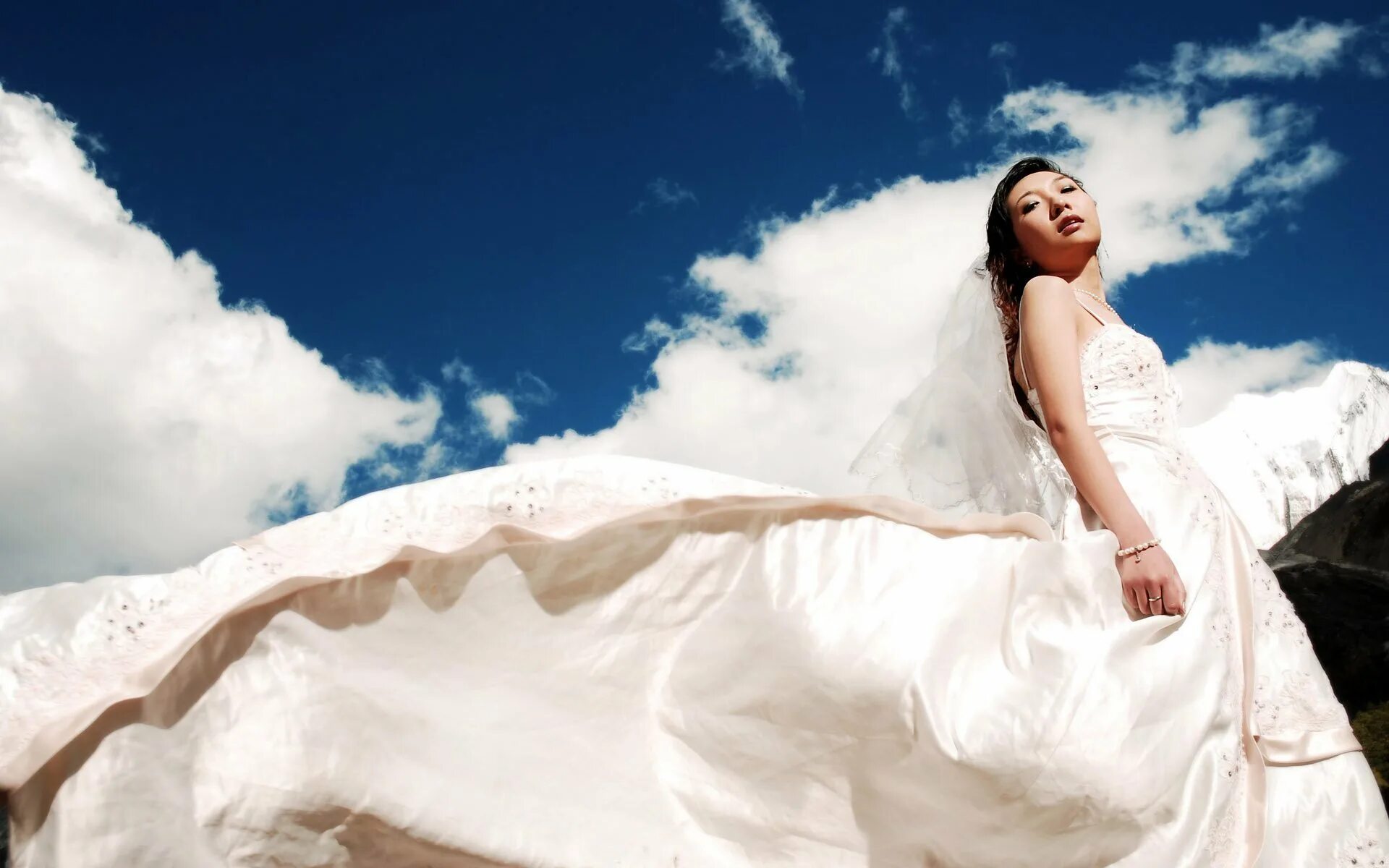 К чему снится красивые длинные. Девушка в белом платье. Фотосессия в свадебном платье. Фотосессия в белом платье. Невеста в белом платье.