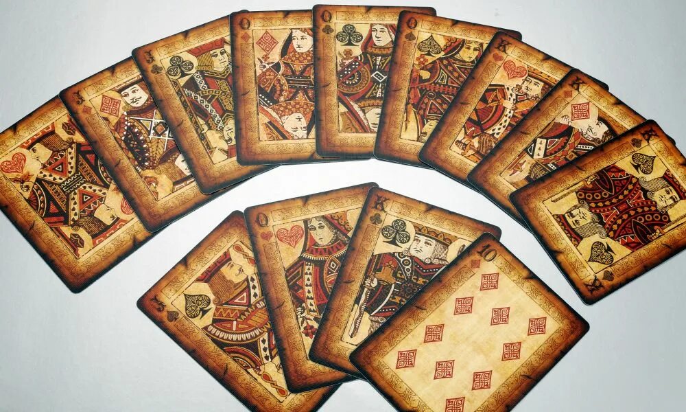 Карточные игры на деньги без первоначального. Старинные игральные карты. Старинные гадальные карты. Красивые карточные игры. Настольная карточная игра.