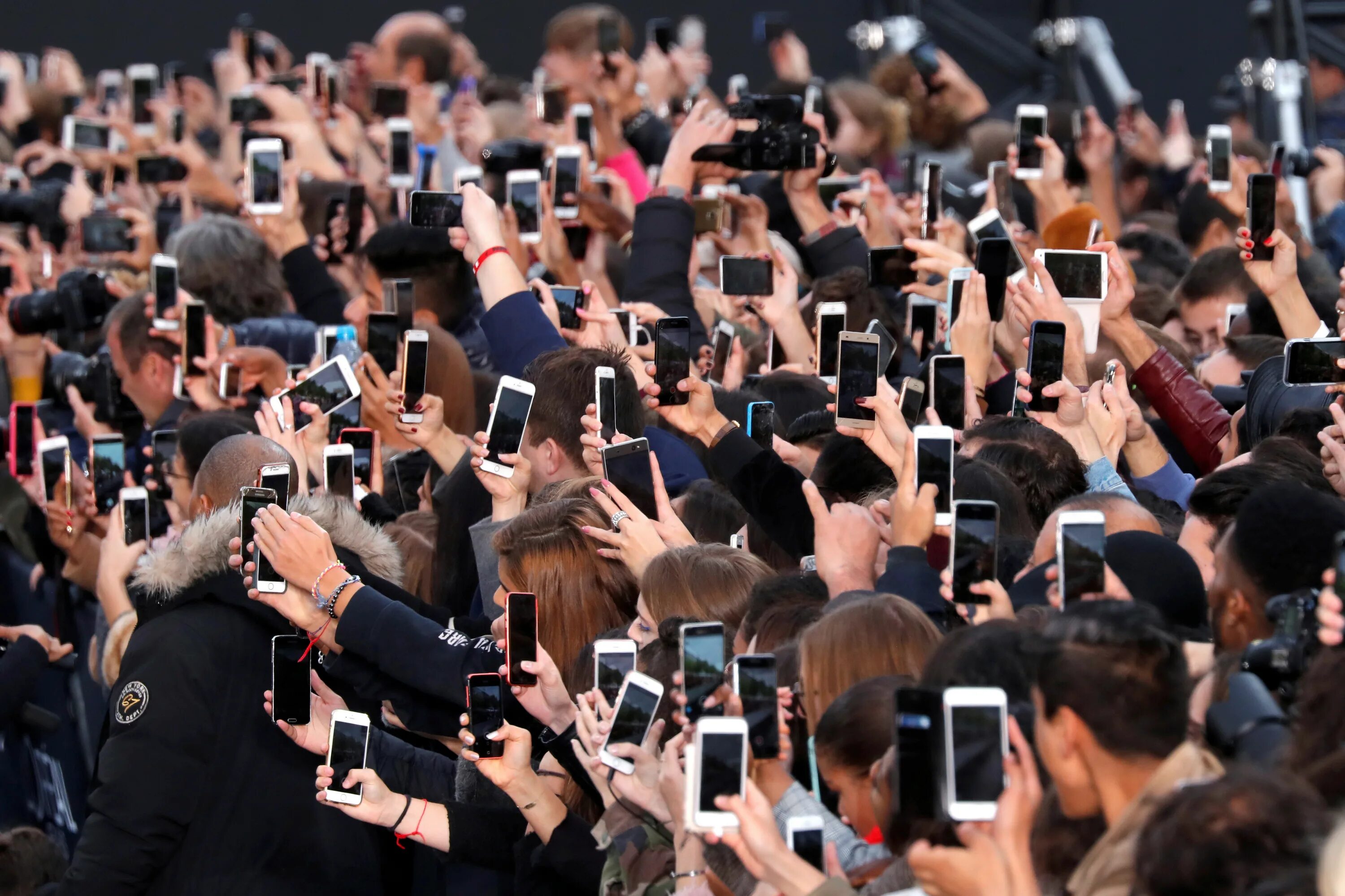 Много людей с телефонами. Толпа людей с гаджетами. Человек с телефоном. Человек со смартфоном.