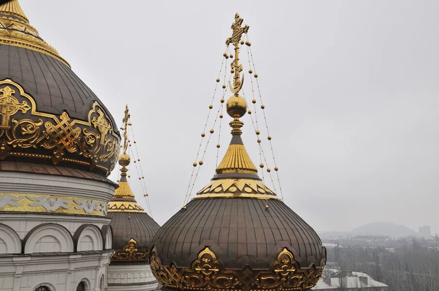 Золотой храм амритсар внутри. Православная церковь с чёрными куполами. Купола православного храма аргатов краснодарский. Храм христа спасителя кресты на куполах. Стихи есенина.