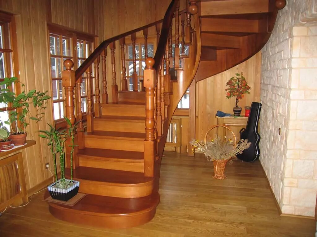 Деревянная лестница. Лестница в частном доме. Деревянные лестницы в частном доме. Лестница в доме на второй этаж. Лестницы купить белгород