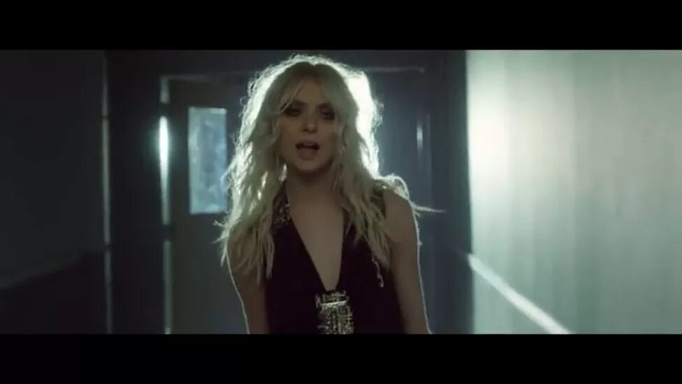 Видео на телефон клип. The pretty reckless - heaven knows. клип с блондинкой на английском. chandelle клип. клип с блондинкой в школе американский.