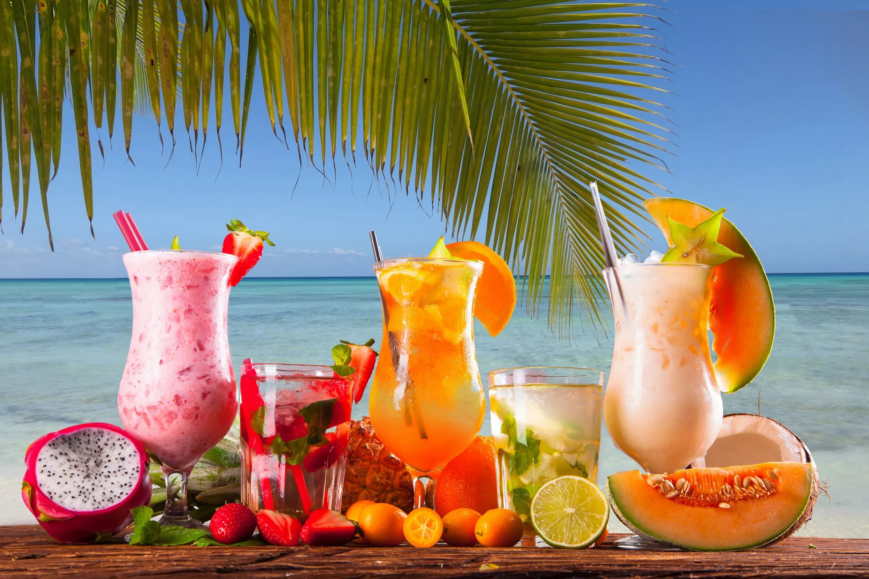 Мохито солнце. Коктейль на пляже. Море пляж. Тропический коктейль. Коктейль на берегу моря.