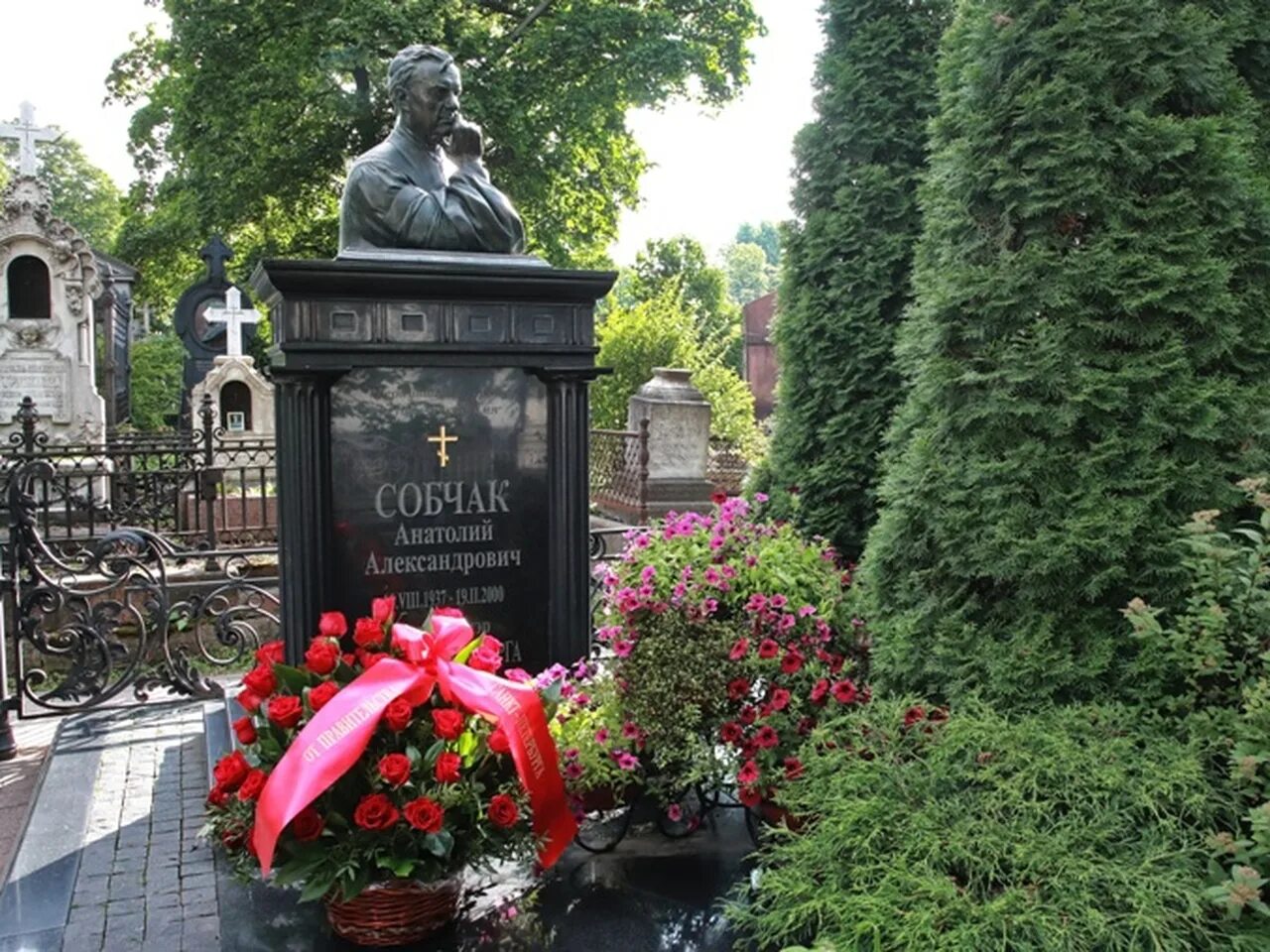 Могила анатолия собчака. Могила собчака. Могила собчака никольское кладбище александро-невской лавры. Могила анатолия собчака. Могила собчака фото.