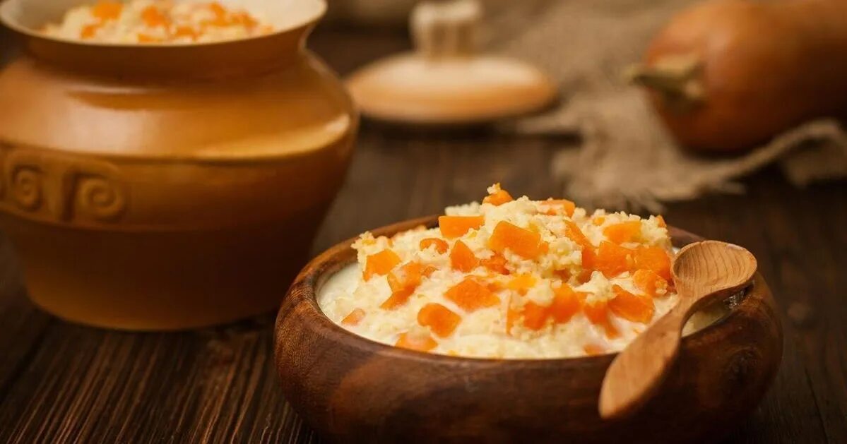 каша из тыквы в горшочке в духовке. тыквенная каша в горшочке. каша с тыквой в горшочке. пшенник с тыквой в духовке. каша из тыквы русская кухня.