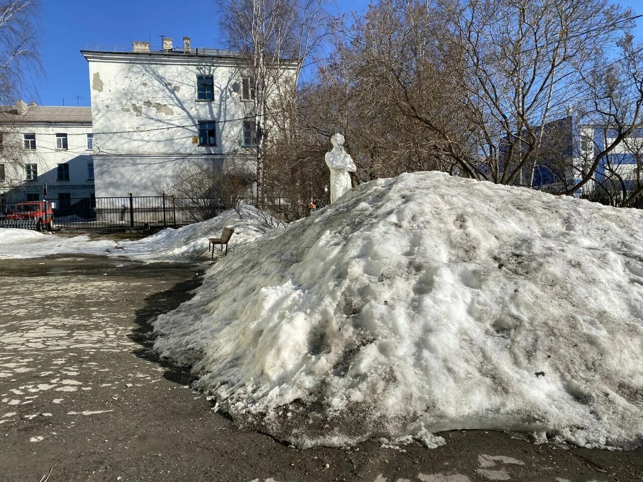 Когда примерно растает снег. Таяние снега. Весенний снег. Много снега на улице.