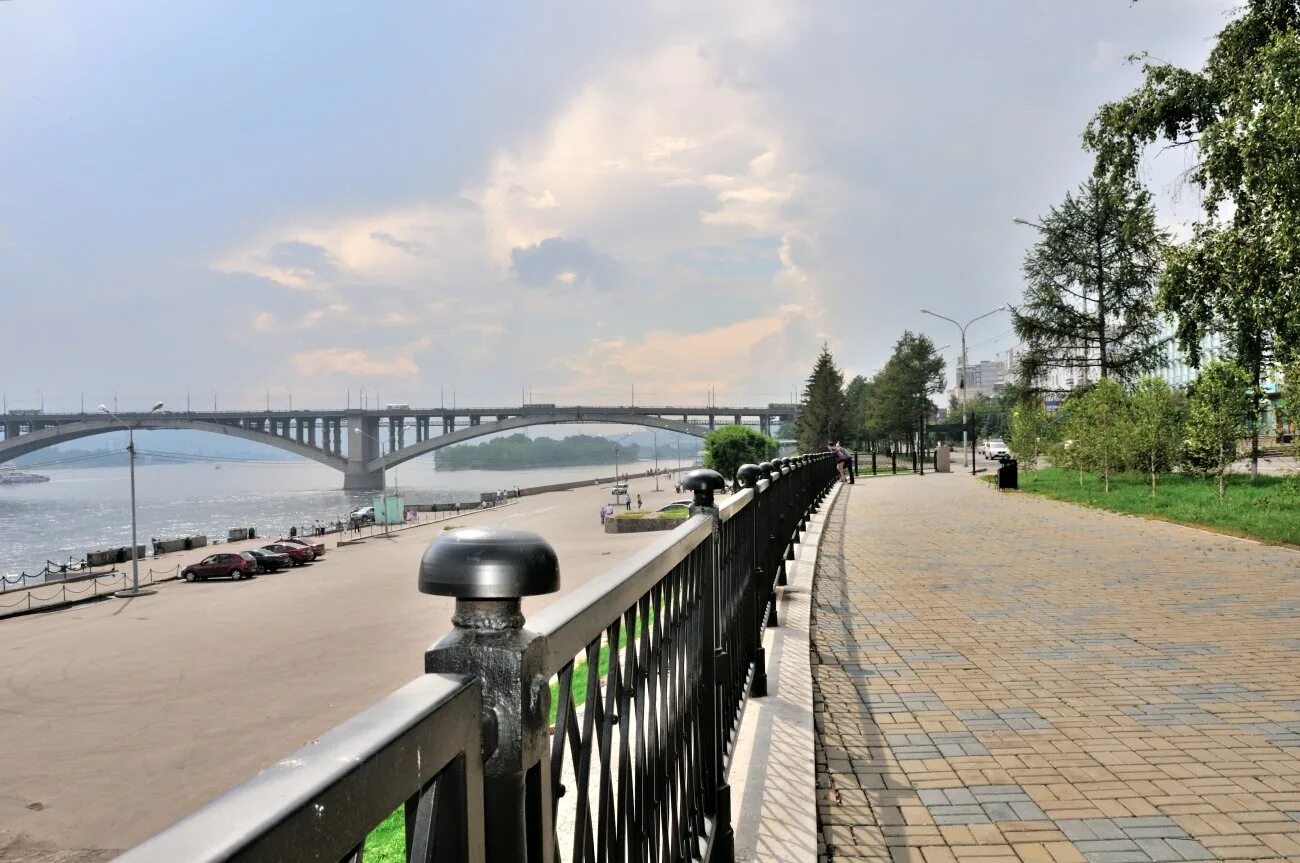 Набережная енисея красноярск лето. Левобережная набережная енисея красноярск. Красноярск набережная енисея левый берег. Набережная красноярск левый берег. Набережная красноярск левый берег.