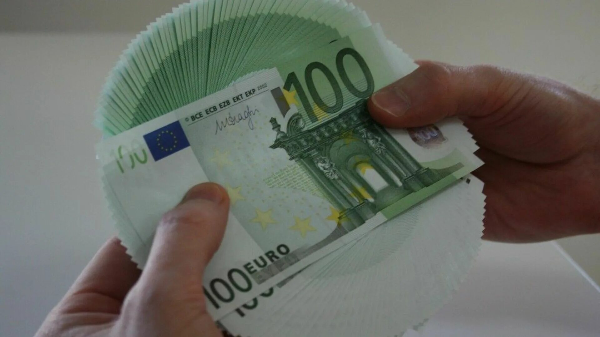 Сколько 100000 евро. 5000 Евро. Тыща евро. Фото 5000 евро. 5000 Тыс евро.