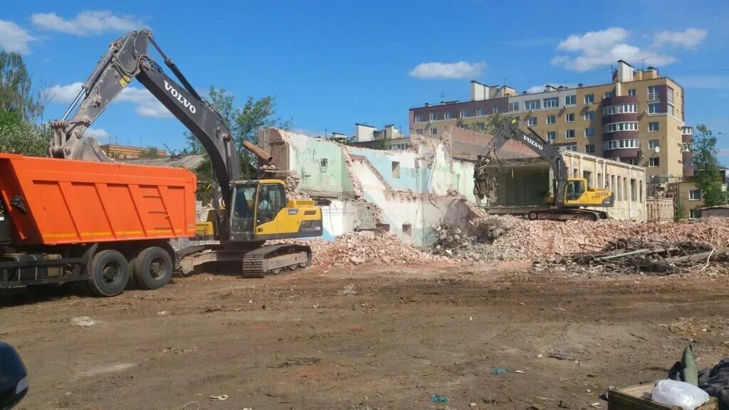 Демонтаж вывоз строений. Спецтехника демонтаж. демонтаж зданий. экскаватор для демонтажа зданий. демонтаж экскаватором.