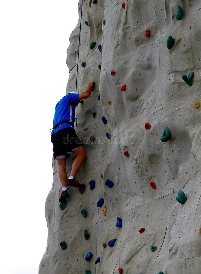 Лазить по стенам climb walls. Взбирается по стене. скалодром куб. кольца на стену лазить. взбирание на стену ....