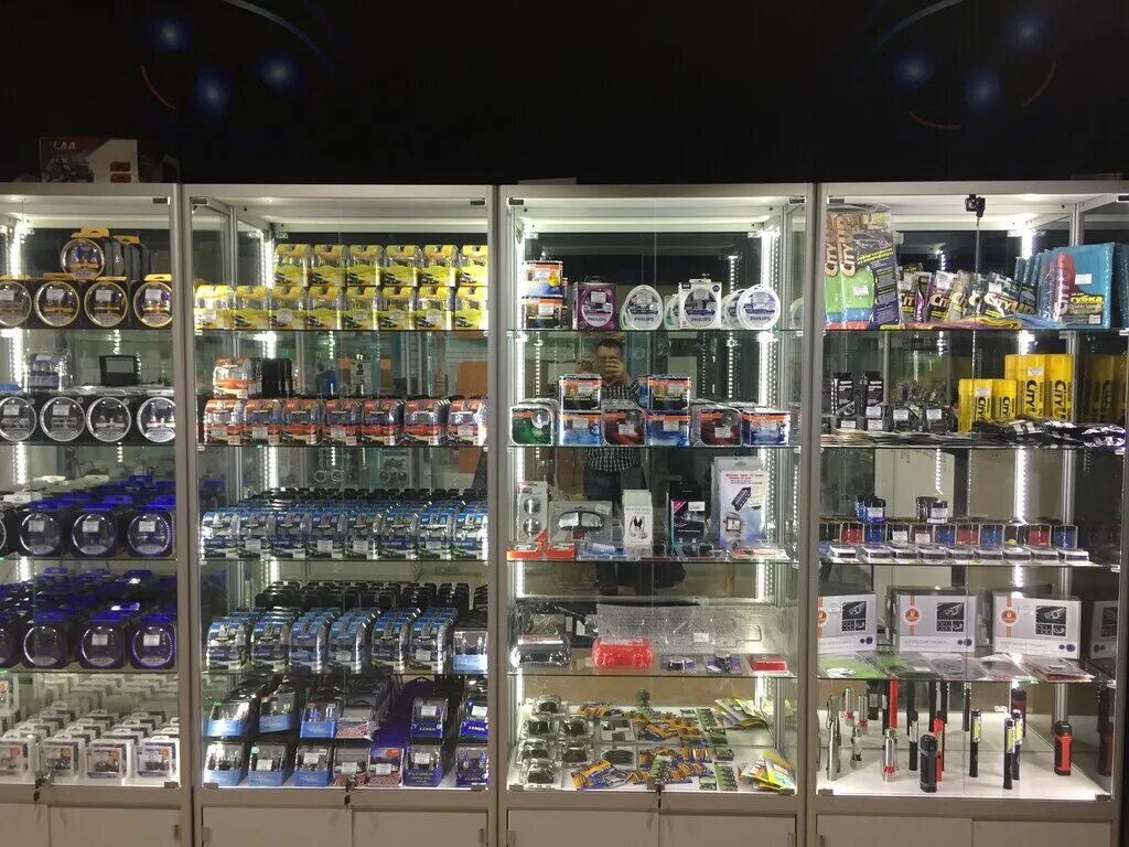 телефоны автосвета. автосвет drl v4. витрина для автомобильных лампочек. стеллаж для автомобильных лампочек. магазин автозвук автосвет.