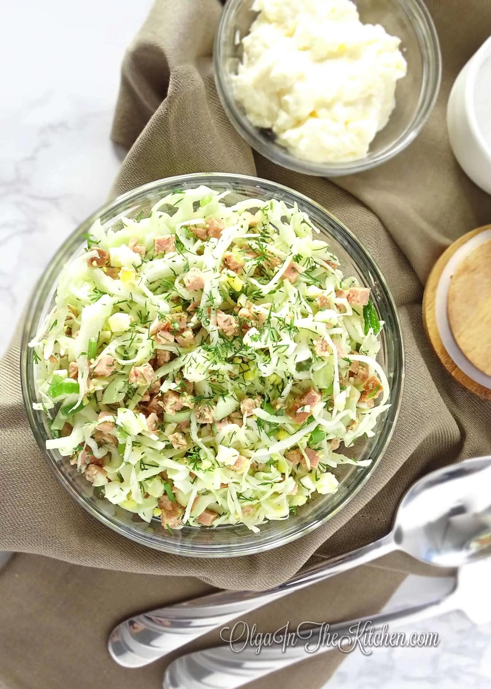 Салат с яйцом. Овощной салат с яйцом. Салат из кальмаров с яйцом. Самый простой салат с яйцом рецепт. Салат с курицей и перепелиными яйцами.