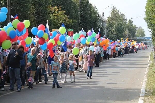 Людиново подслушано новости вконтакте. Население Людиново Калужской. Шествие коллективов на день города. Людиново шествие. Администрация города Людиново.