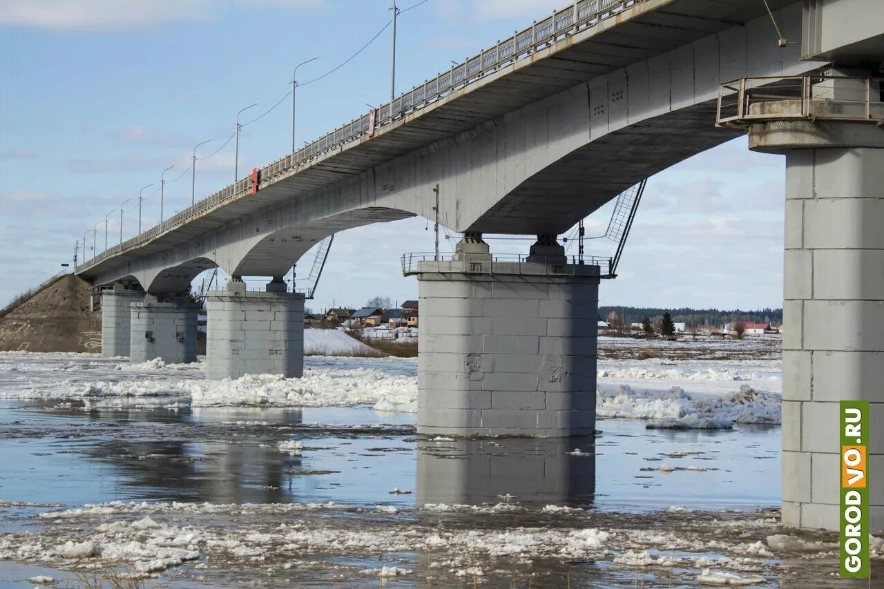 Уровень реки сухона. Река Сухона Великий Устюг. Великий Устюг мост через реку Сухона. Устюг река Сухона. Мост в Тотьме через Сухону.