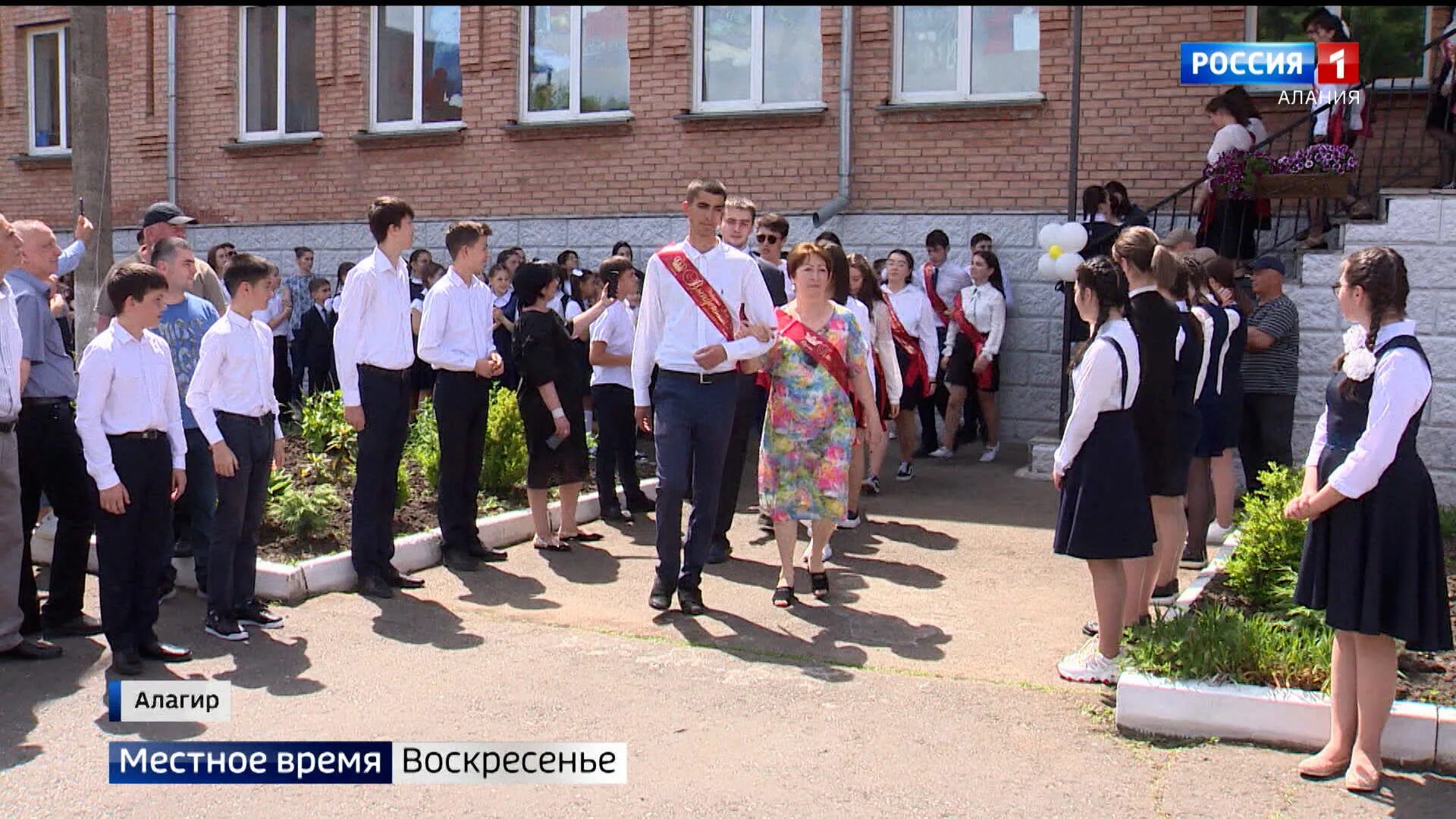 Выпускники родной школе. Выпускники родной школе. Школа 20 новомосковск 2018 год. Выпускной 9 класс. Последний звонок в калмыкии.
