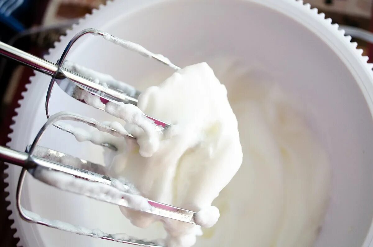 Миксер для взбивания меренги. Крем венчиком из белка. Для взбивания безе. Взбитые белки. Перевзбитая меренга.
