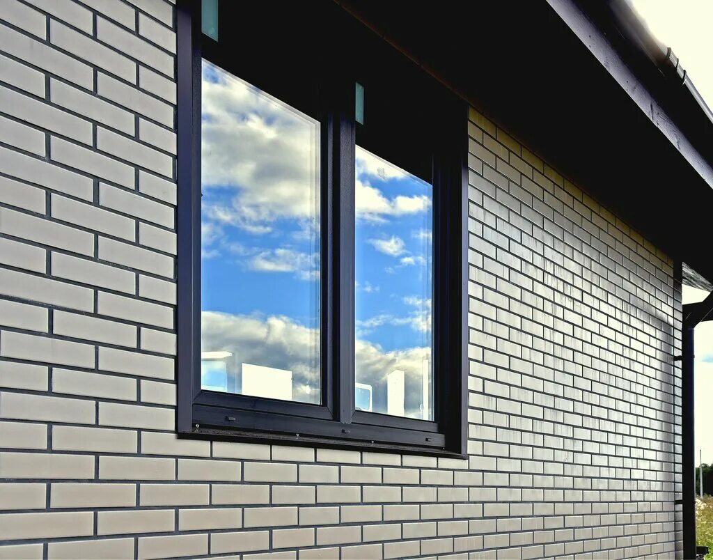 Металлические откосы на окнах наружные. Металлические откосы. Фасадные откосы для окон. Окна без отливов. Металлические откосы на окна.