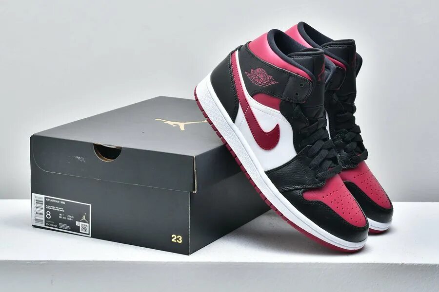 Джорданы 1 черные. Nike Jordan 1. Nike Air Jordan 1 Mid Black Red. Nike Air Jordan 1 Mid. Nike Jordan 1 Mid Black.