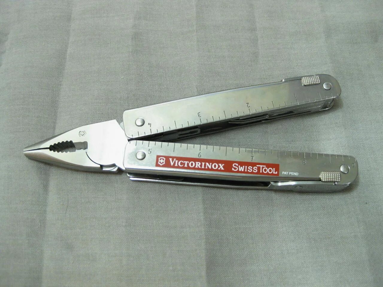 Мультитул Victorinox SWISSTOOL Pat Pend. Мультитул Victorinox SWISSTOOL 1990. Victorinox Swiss Tool Pat Pend. Мультитул Victorinox SWISSTOOL 23 ножницы: нет, консервный нож: да, пила: да.