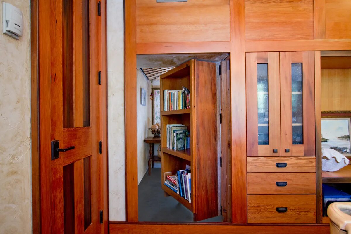 Потайная дверь шкаф. Потайная комната в доме. Шкаф с потайной дверью в комнату. Потайная дверь в доме.