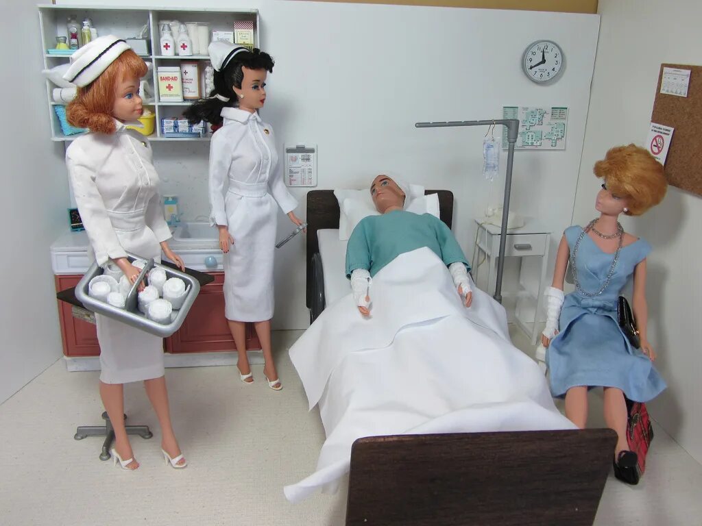 Госпиталь на дому. Лалилу куклы Барби в больнице. Больница Барби Кен в больнице. Барби доктор больница. Больница для кукол Барби палата.