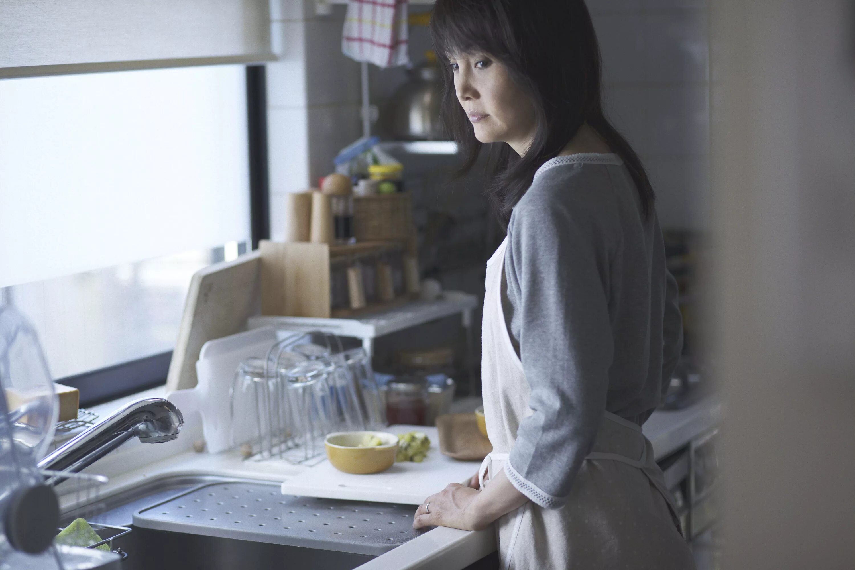 Домохозяйки в японии. Корейская домохозяйка. Японская домохозяйка. Женщина и готовка цитаты. Азиатские домохозяйки.