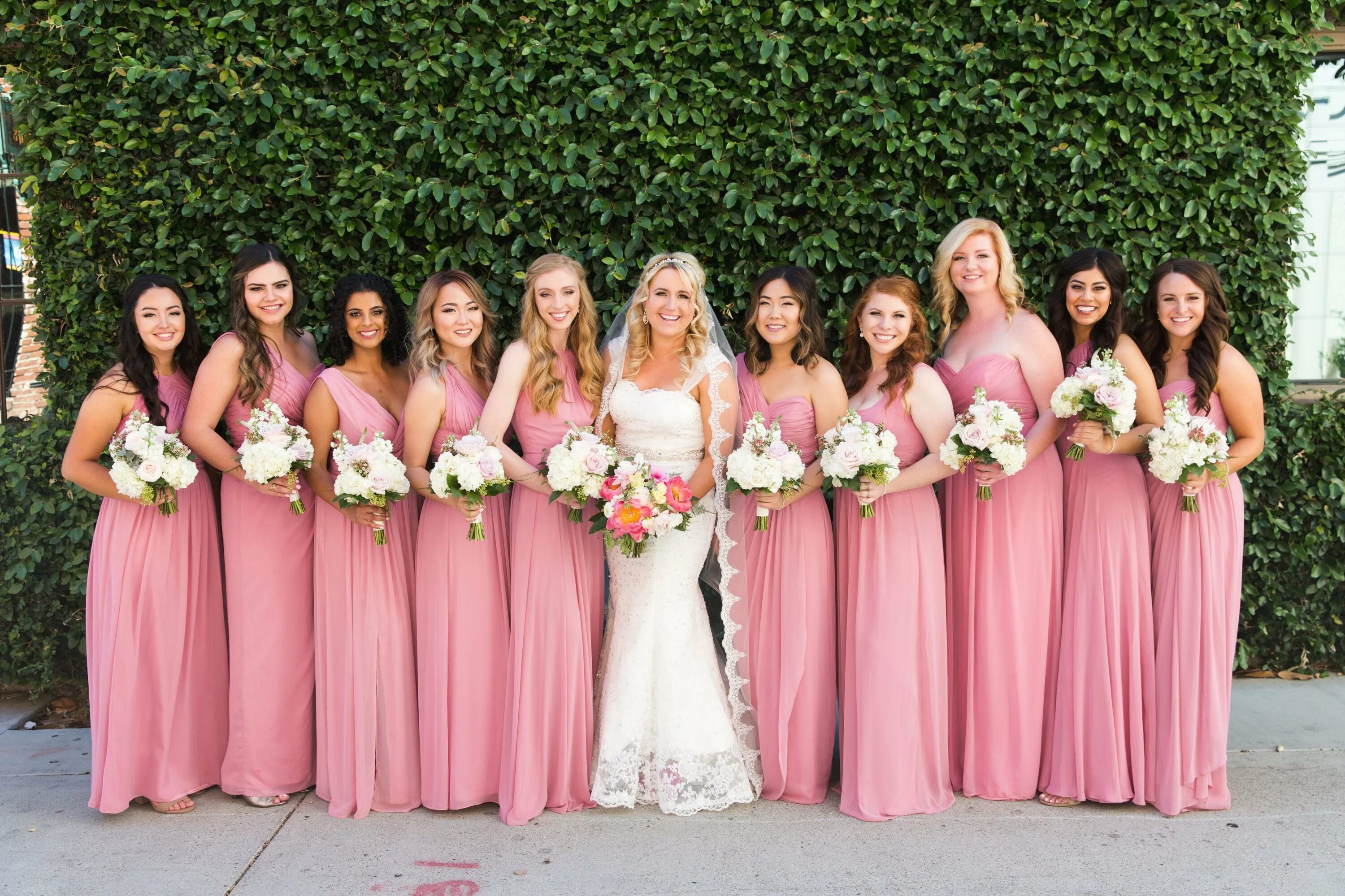 Цвет свадьбы фото. Платье подружки невесты. Подружки невесты в розовых платьях. Платье подружки невесты пудрового цвета. Платье на свадьбу к подруге.