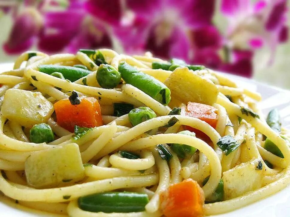 Как сделать макароны без мяса. Макароны с овощами. спагетти с овощами. макароны отварные с овощами. овощная паста.