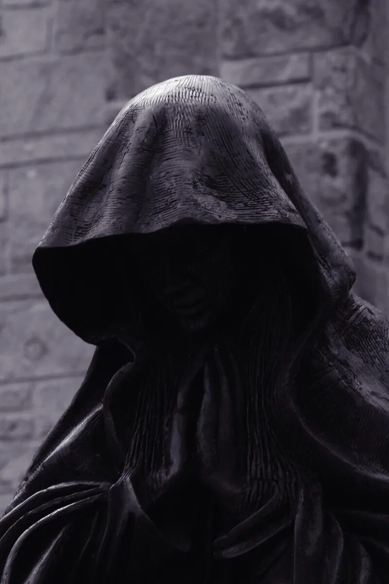 темный монах в капюшоне. монах в капюшоне. человек в плаще с капюшоном. человек в черном капюшоне. монах без лица.