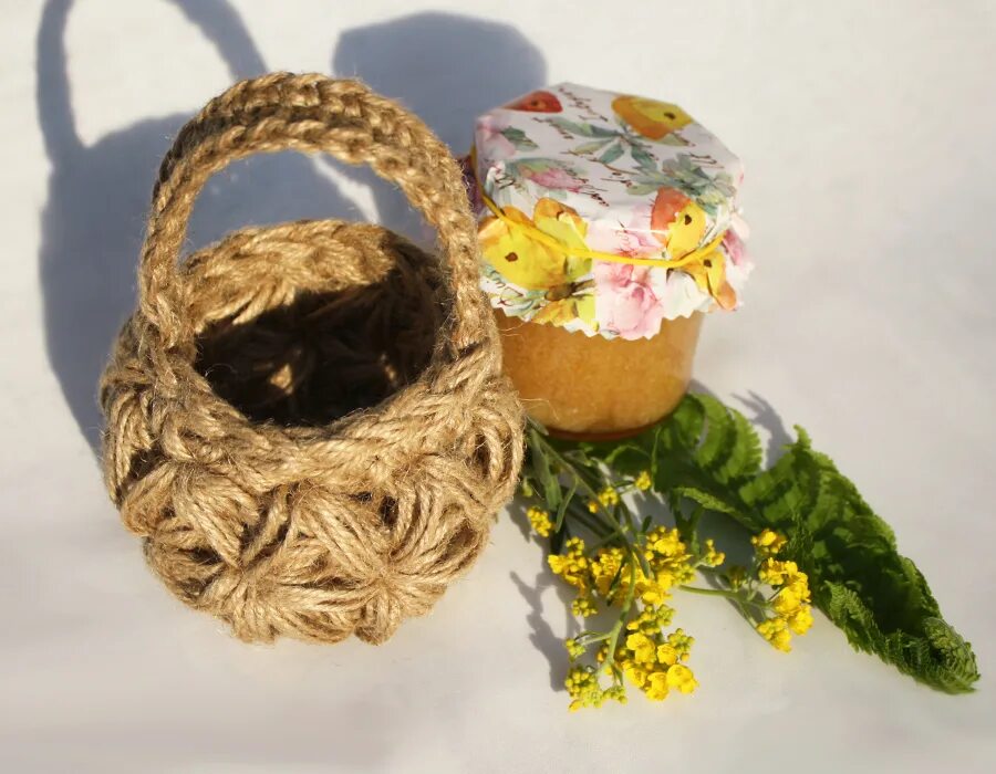Корзиночки из шпагата. Корзинка из джута для пасхальных яиц. Пасхальные корзинки из джута и мешковины. Пасхальная корзина из джута. Пасхальнаякарзинка из джута.
