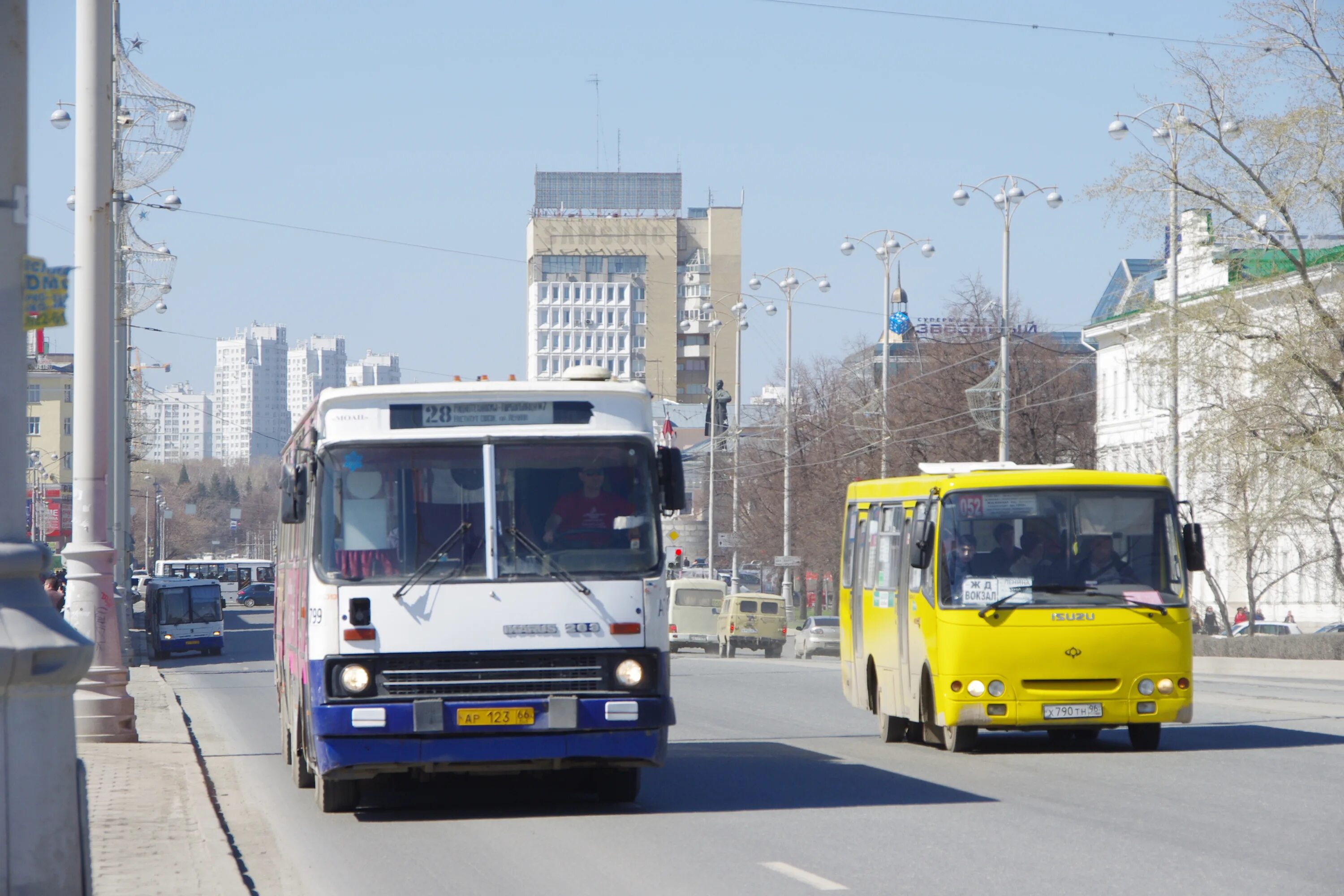 Когда приедет автобус екатеринбург. Автобус Екатеринбург. Екатеринбургский автобус. Екатеринбург общественный транспорт автобус. Маршрутки Екатеринбург.