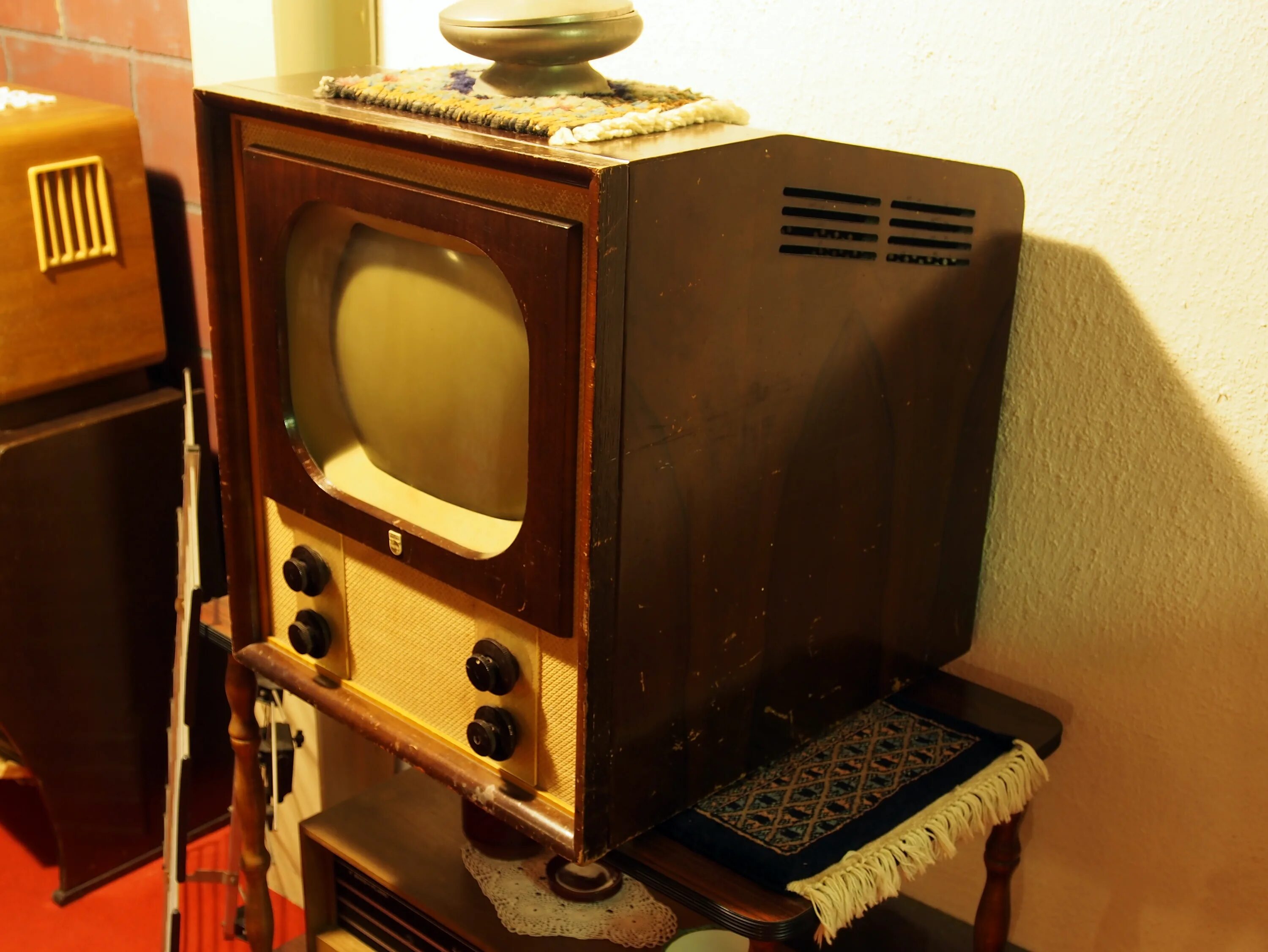 Первый телевизор. Старый телевизор. Телевизор с трубкой. Старые первые телевизоры.