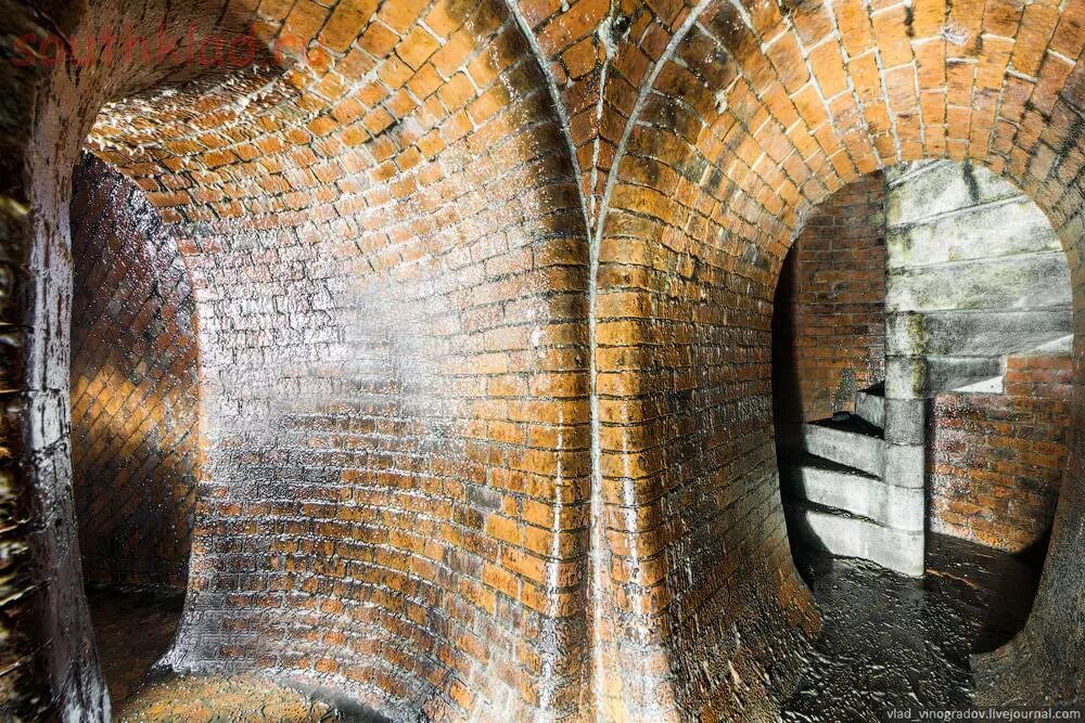 Красных подземные ходы. Подземелья нижегородского кремля. Канализация самара 19 век. Подземелье кремля нижний новгород. Река неглинная в москве.