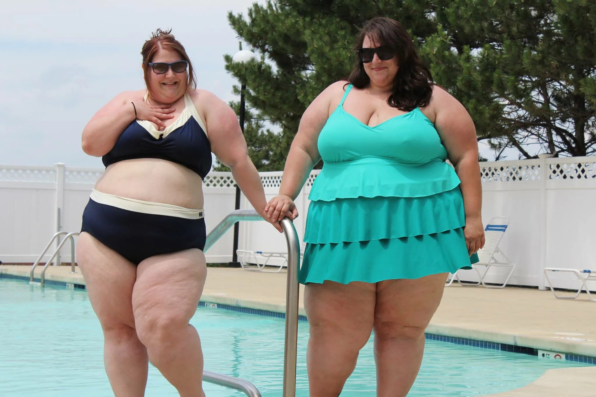 Видимо толстых. Толстуха в купальнике. Толстая девушка в купальном костюме. Две толстые женщины. Толстые подруги в купальниках.