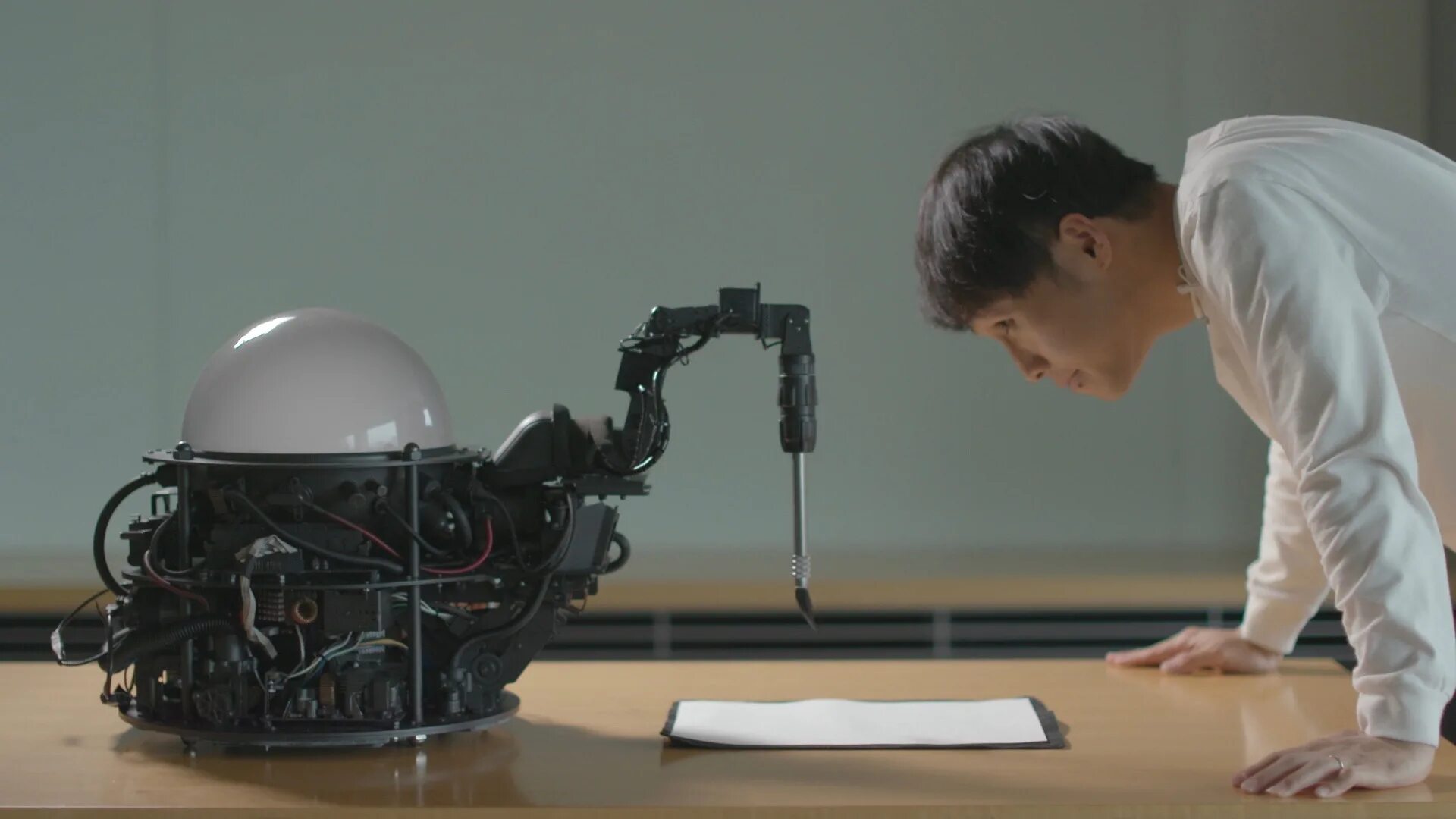 ии читает текст. искусственный интеллект в виде человека. робот с книжкой. робот читает книгу.