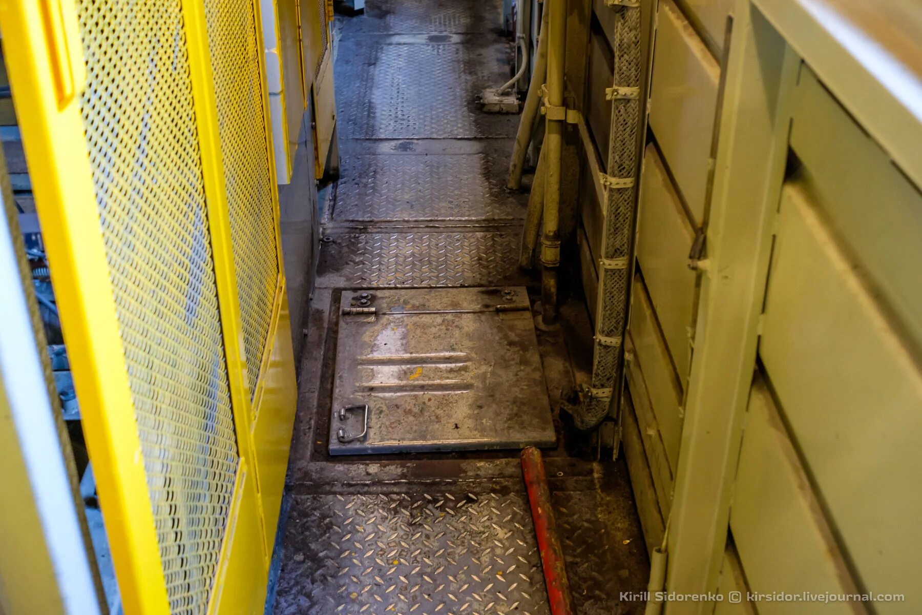 Туалет машиниста метро. Туалет в электровозе вл 10. Туалет в электровозе вл 80. Туалет машиниста. Туалет машиниста.