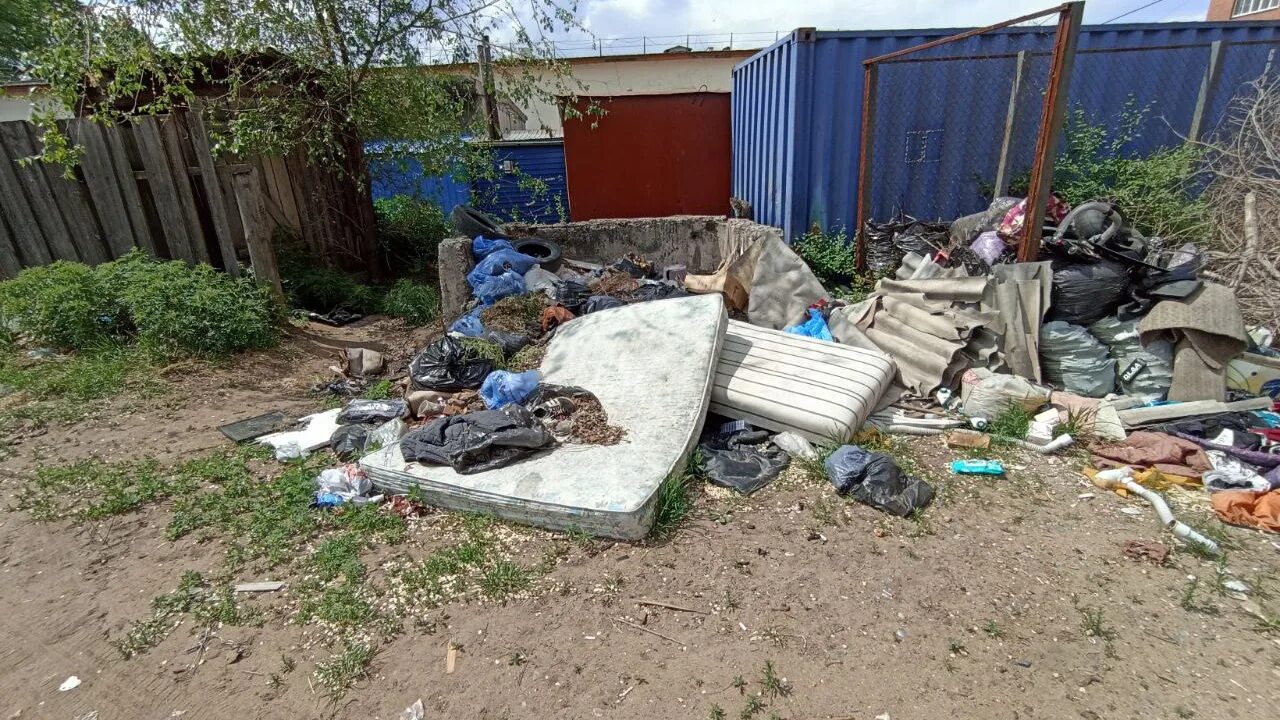 Помойка во дворе. Украина мусорка.