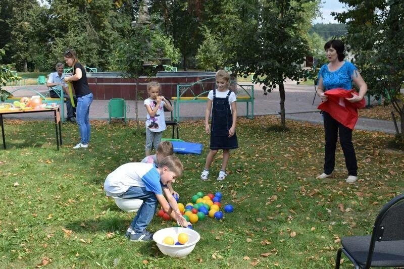 Летние развлечения в детском саду. Летние развлечения в детском саду на улице. Игровая программа для детей на улице. Игровая программа на улице летом. Игровые программы для детей сценарии на улице