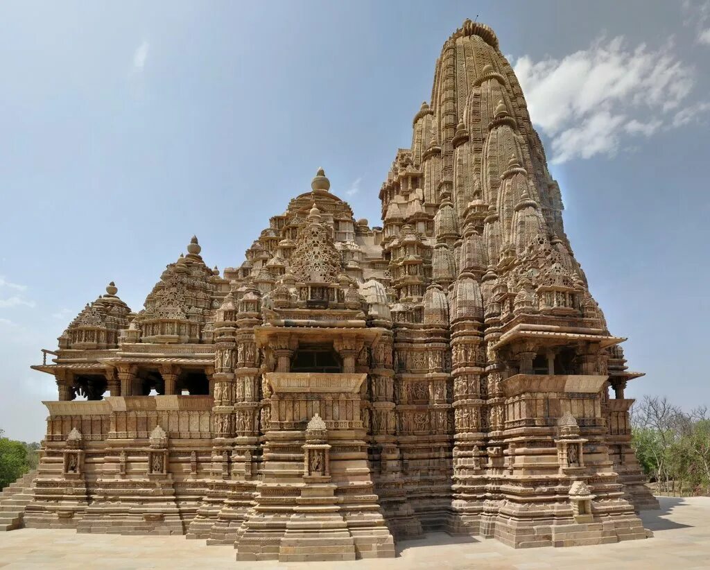 Храм кхаджурахо индия. Каджурахо барельефы. Храм кандарья махадева. Фрески кхаджурахо. Индо буддистская архитектура.