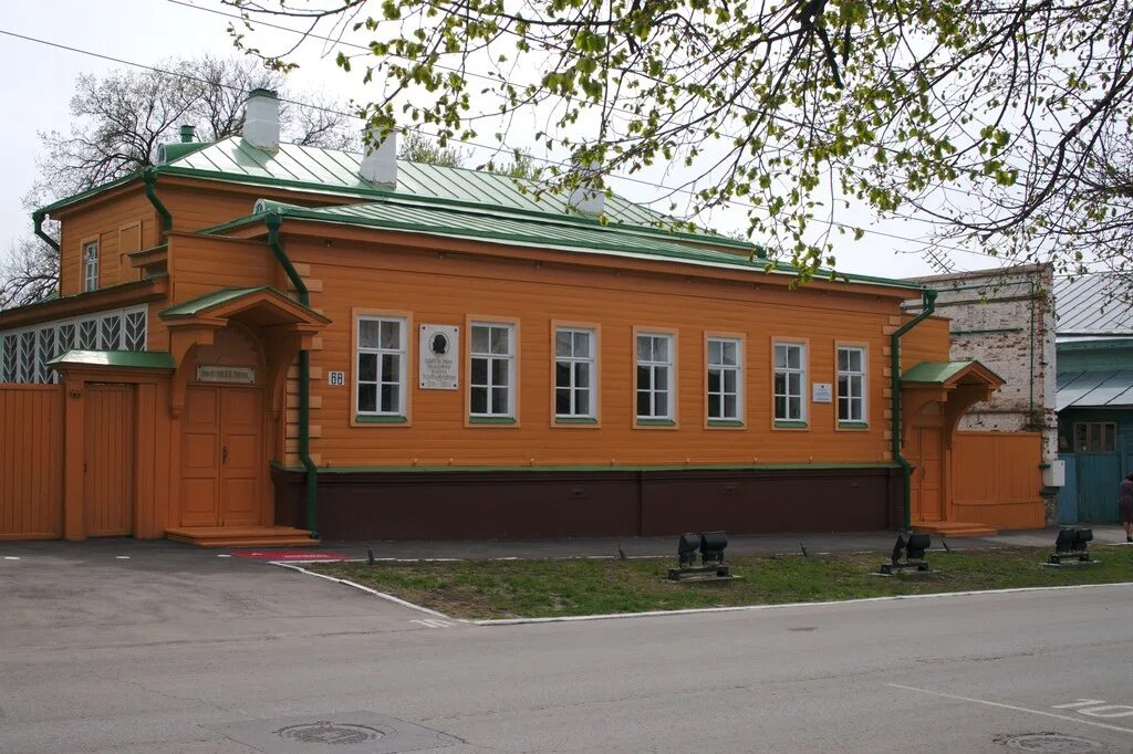 Идеи ленина кратко. Симбирск памятник ленину. Симбирск ленин. Ленин в симбирске книга. Обложки книг ленин.