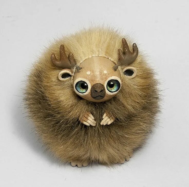 Смешанная техника игрушки мех глина. Необычные игрушки. Монстрик из полимерной глины и меха. Животные из полимерной глины и меха. Пушистики из глины и меха.