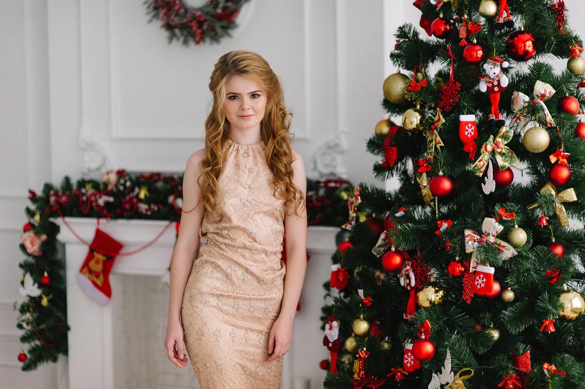 Девушка платья новые год. Девушка у елки. Новогодний образ. Девушка платья новые год. Олеся кравченко модель.