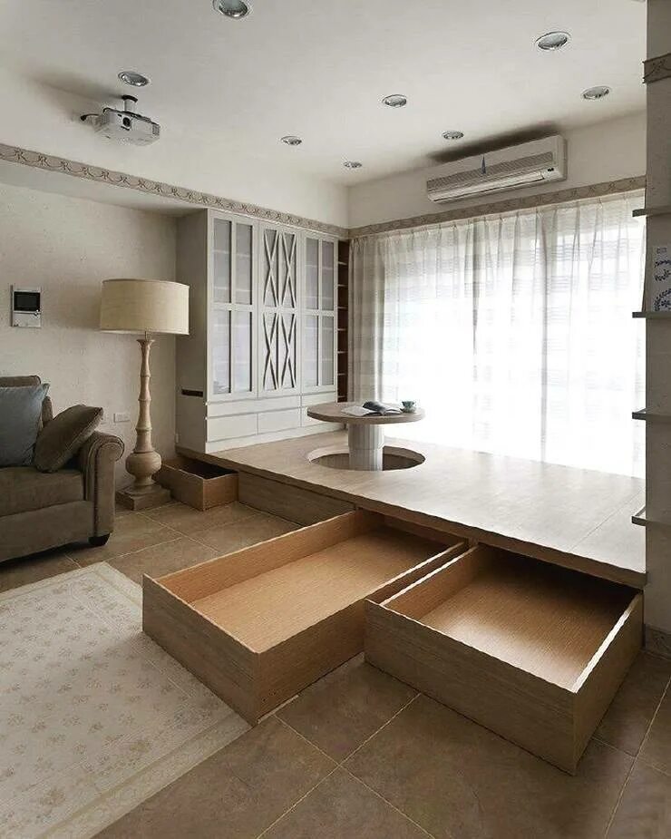 Кровать-подиум в маленькой комнате. Кровать на подиуме в интерьере. Подиум в интерьере квартиры. М. Кровать со ступеньками на подиуме.