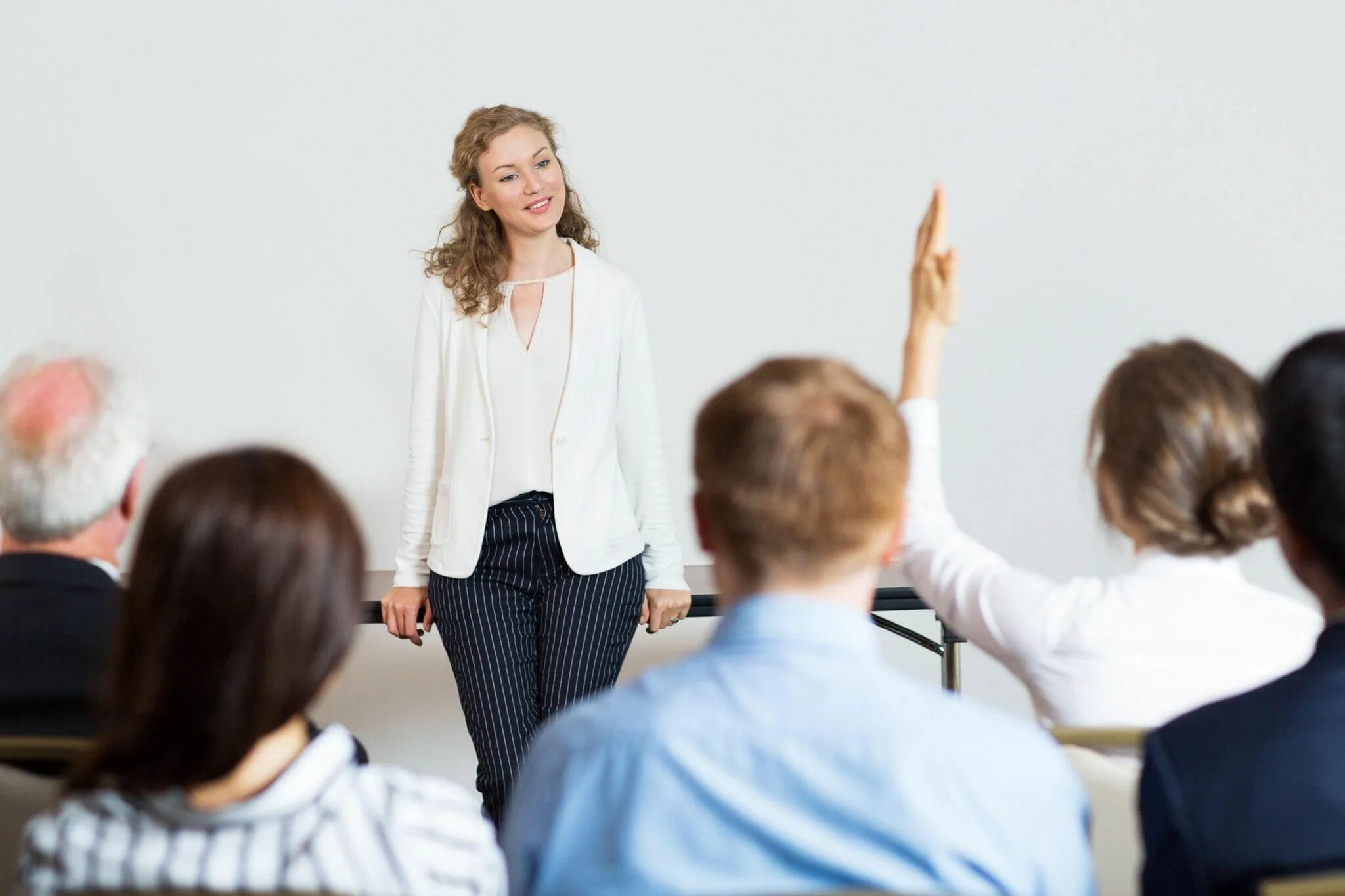 Выступление учителя. Женщина преподаватель в аудитории. учитель оратор. педагог в аудитории. выступление преподавателя.