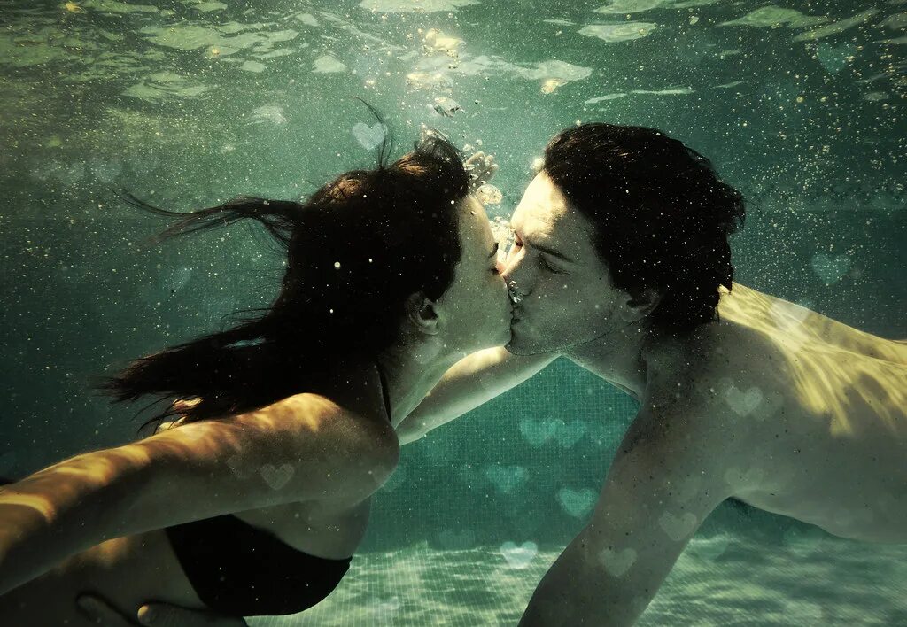 Сек в воде. Пара под водой. Любовь в воде. Девушка и парень вваде. Любовь в воде.