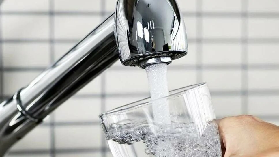 Включи воду на 50. Включи воду на 50. Струя из крана. Вода из крана. Вода из крана.