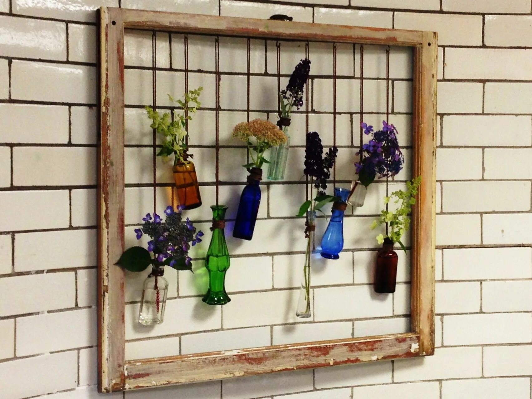 фоторамка из оконной рамы. старые рамы в интерьере. декоративное окно. старые вещи в интерьере. старые рамы что сделать.